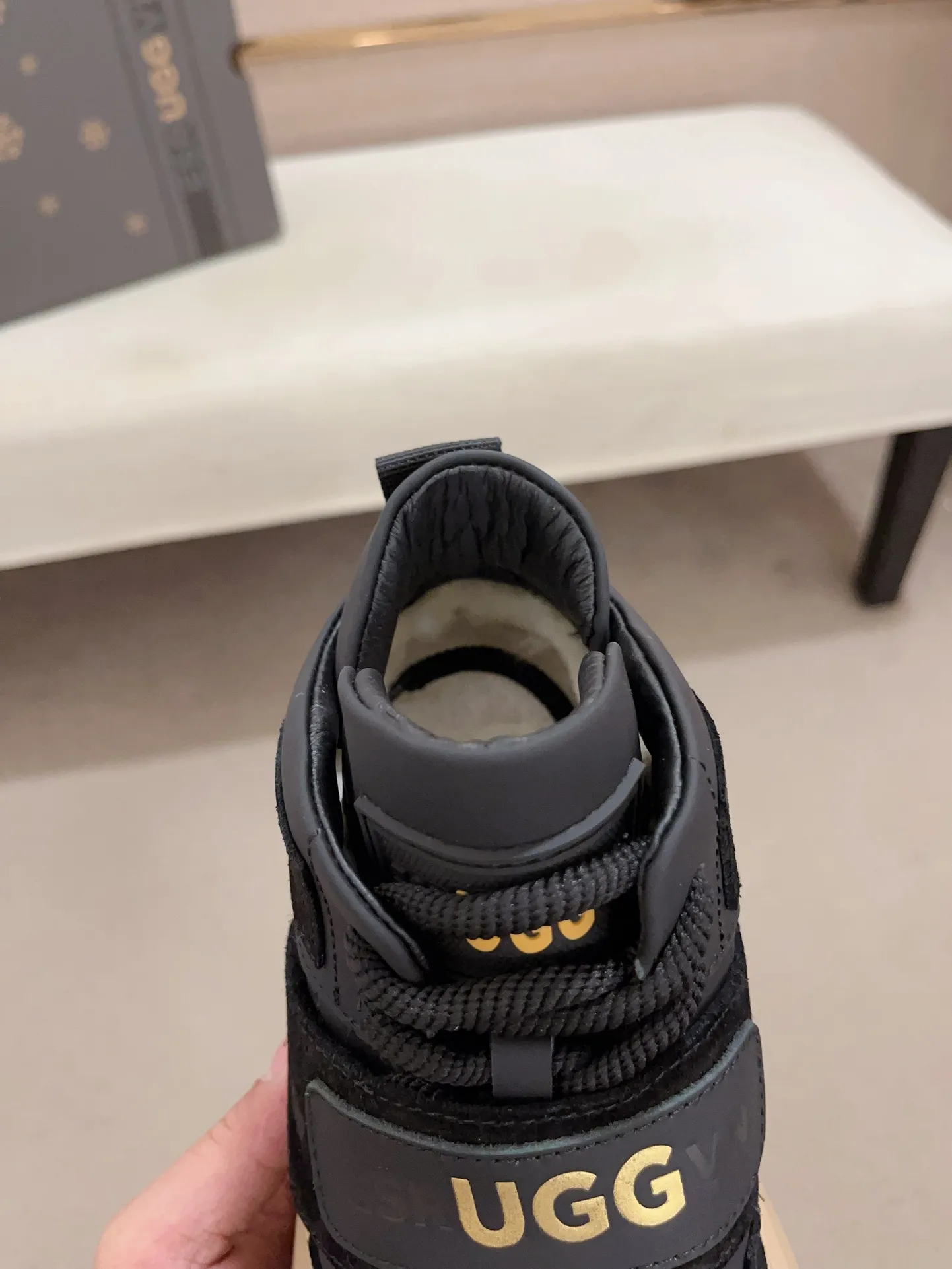 Factory Price: 380 Men's Men's Shoes💰North American Men's Shoes Ugg ☃️In the special sale of new high-quality men's shoes and snow boots in autumn and winter, the nemesis of extreme cold weather! Made of cowhide leather, merino wool lining, and original outsole, whether driving, outdoor or daily wear, there is always one that suits you! Code number 39-44